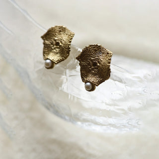 8.6.4 - Textured Shell And Pearl Stud Earrings