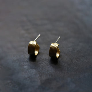 8.6.4 - Small Vertical Scroll Earrings