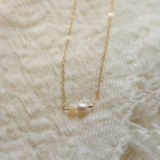 8.6.4 - Horizontal Pearl/opal Necklace