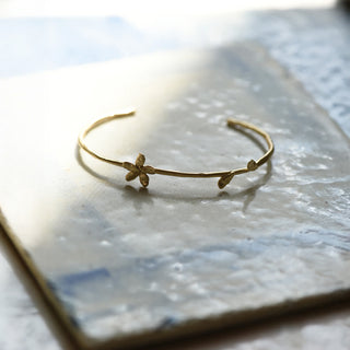 8.6.4 - Delicate Flower Cuff