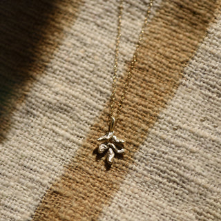 8.6.4 - Small Vertical Leaf Pendant